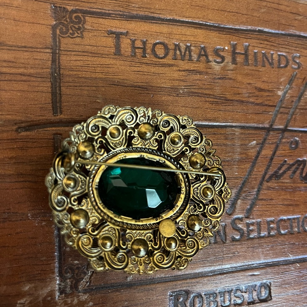 Vintage Ornate Gold and Green Gemstone Brooch - Picture 4 of 11